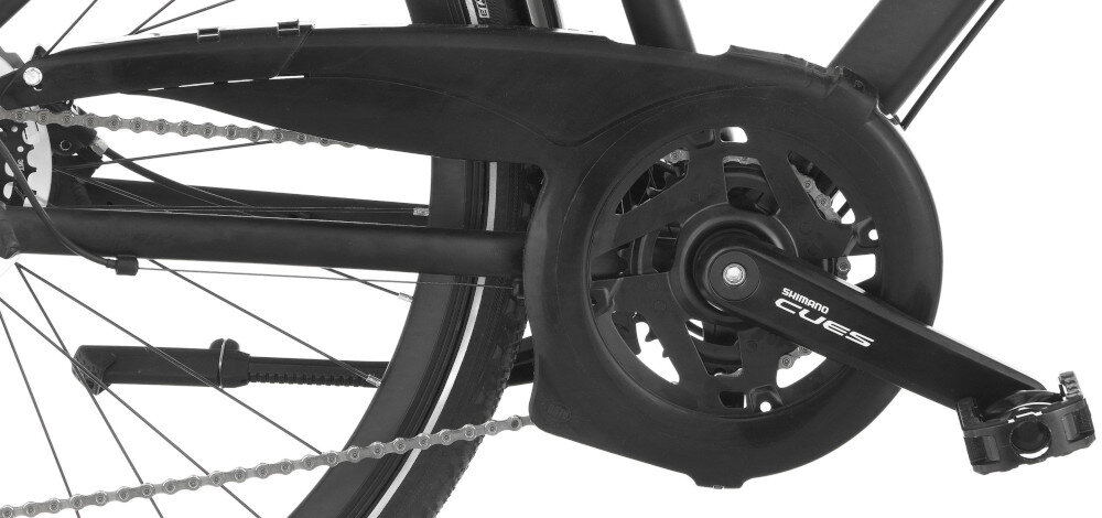 Rower trekkingowy INDIANA X-Road 5.0 M21 28 cali męski Czarno-srebrny zbliżenie na osłonę łańcucha lekka wydajna konstrukcja korby SHIMANO typu FC-U4010-2 kaseta SHIMANO typu CS-LG300-10 wytrzyma bardzo duży nacisk na pedały osłona łańcucha ochrona przed brudem długa żywotność