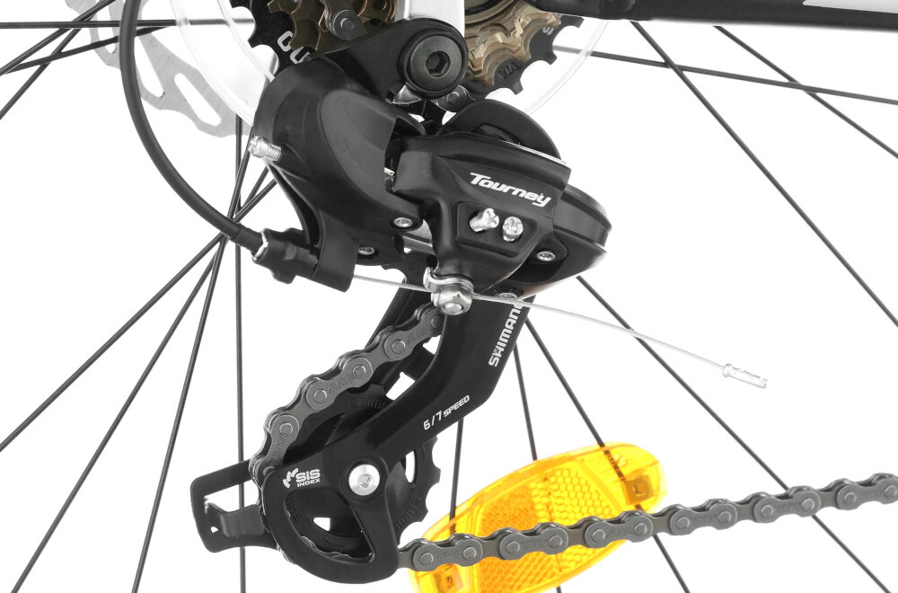 Rower górski MTB INDIANA X-Pulser 2.7 M21 27.5 cala męski Czarno-szary zbliżenie na tylną przerzutkę przerzutki marki SHIMANO przednie i tylne przerzutki SHIMANO Tourney duża wytrzymałość sprawne działanie zmiana biegów jest płynna i bezproblemowa 21 biegów