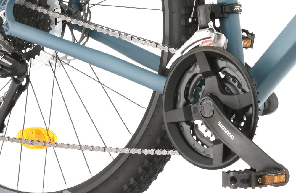 Rower górski MTB INDIANA X-Pulser 3.7 M17 27.5 cala męski Niebiesko-czarny zbliżenie na korbę kasetę i łańcuch lekka wydajna konstrukcja korby korba SHIMANO typu FC-TY301 kaseta SHIMANO typu CS-HG318134-8S solidność wytrzyma bardzo duży nacisk na pedały