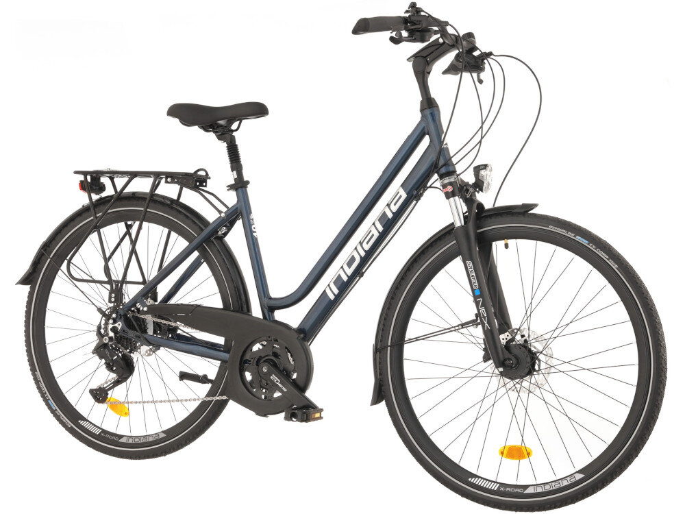 Rower trekkingowy INDIANA X-Road 5.0 D17 28 cali damski Granatowo-srebrny rower na białym tle widoczny pod skosem do jazdy w mieście poza miastem dla kobiet komfort jazdy po asfalcie po nieutwardzonych drogach trekkingowa geometria jazda w niemęczącej naturalnej wyprostowanej pozycji