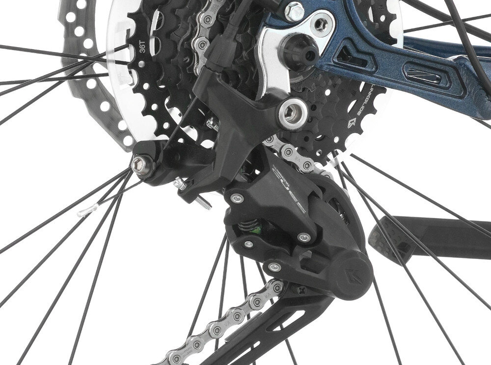 Rower trekkingowy INDIANA X-Road 5.0 D17 28 cali damski Granatowo-srebrny zbliżenie na przerzutkę przerzutki marki SHIMANO 27 biegów duża wytrzymałość i sprawne działanie płynna bezproblemowa zmiana biegów przedni i tylny napęd SHIMANO CUES niewiarygodnie płynna szybka zmiana przełożeń trwałość