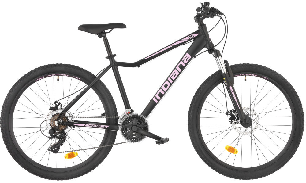 Rower górski MTB INDIANA X-Pulser 2.6 D15 26 cali damski Czarno-fioletowy rower na białym tle widoczny z boku specjalne gwinty możliwość przymocowania uchwytu na bidon odblaski dobrze widoczny na drodze dzwonek na kierownicy
