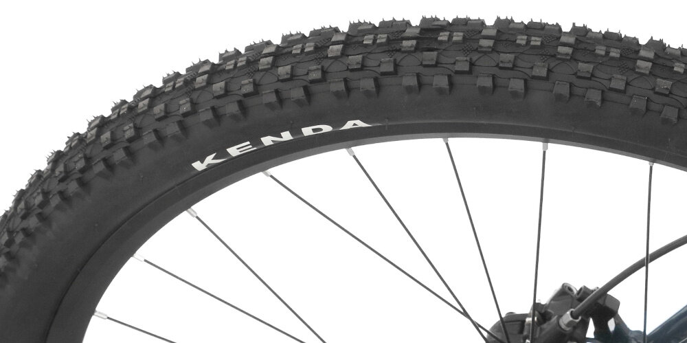 Rower górski MTB INDIANA X-Pulser 2.9 M19 29 cali męski Srebrno-grafitowy zbliżenie na oponę rozmiar koła 29 cali łatwe pokonywanie przeszkód duży kontakt koła z podłożem szerokie opony marki KENDA dobra przyczepność stożkowe obręcze zachowanie regularnego kształtu kół stabilne trzymanie opony bezpieczna i komfortowa jazda regularne sprawdzanie ciśnienia powietrza wartość na bocznej części opony