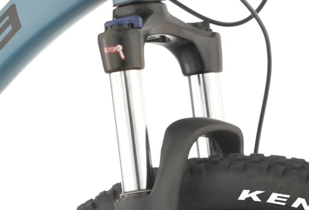 Rower górski MTB INDIANA X-Pulser 3.7 M21 27.5 cala męski Niebiesko-czarny zbliżenie na amortyzator rower typu hardtail przedni amortyzator marki SUNTOUR typ SF-20-XCM-PM-DS-HLO ułatwia najeżdżanie na przeszkody niweluje wstrząsy niska masa roweru duża sztywność regulacja za pomocą sprężyny obsługa poprzez manetki