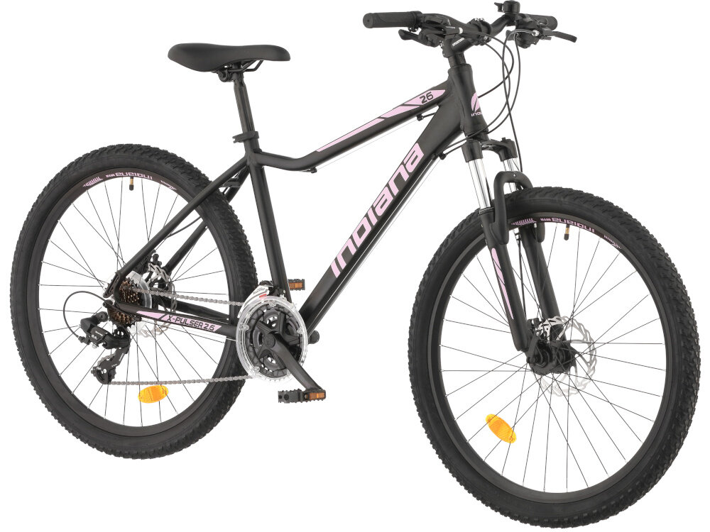 Rower górski MTB INDIANA X-Pulser 2.6 D17 26 cali damski Czarno-fioletowy rower na białym tle widoczny od przodu po skosie góral pojazd dla sportowców do jazdy wyczynowej uniwersalny dla amatorów zwrotny łatwo wchodzi w zakręty do jazdy w mieście za miastem w lesie na górskim szlaku w błocie nie za głębokim piachu
