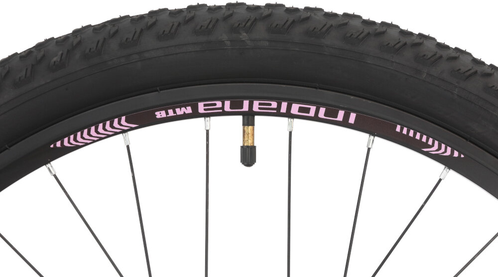 Rower górski MTB INDIANA X-Pulser 2.6 D17 26 cali damski Czarno-fioletowy zbliżenie na oponę rozmiar koła 26 cali łatwe pokonywanie przeszkód duży kontakt koła z podłożem szerokie opony marki WANDA dobra przyczepność stożkowe obręcze marki RUNTOBIKE zachowanie regularnego kształtu kół stabilne trzymanie opony bezpieczna i komfortowa jazda regularne sprawdzanie ciśnienia powietrza wartość na bocznej części opony