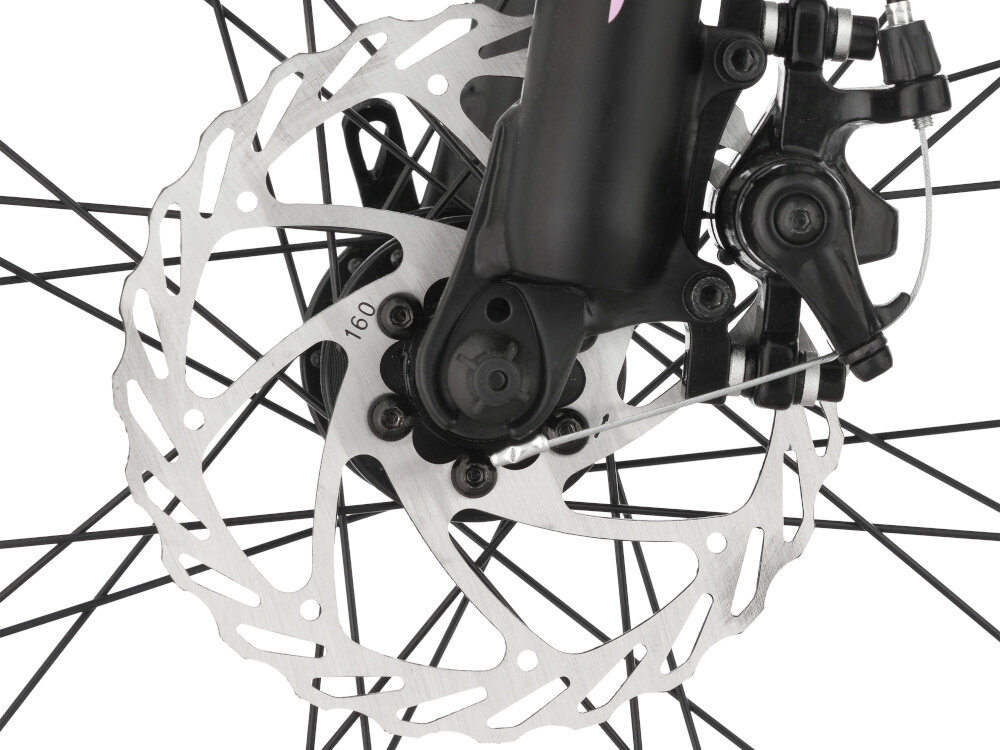 Rower górski MTB INDIANA X-Pulser 2.6 D17 26 cali damski Czarno-fioletowy zbliżenie na tylny hamulec podstawa bezpieczeństwa hamulce tarczowe mechaniczne sprawdzą się w każdych warunkach pogodowych i na każdej trasie bardzo duża siła hamowania hamulce z przodu i z tyłu podwójny pakiet bezpieczeństwa