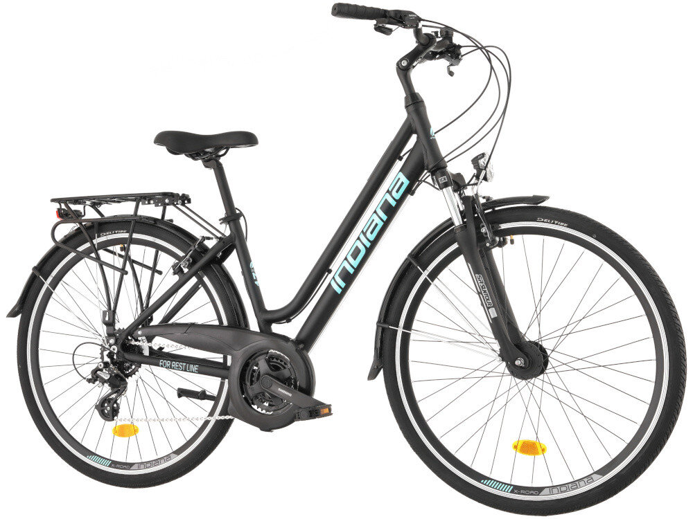 Rower trekkingowy INDIANA X-Road 3.0 D17 28 cali damski Czarno-błękitny rower na białym tle widoczny pod skosem do jazdy w mieście poza miastem dla kobiet komfort jazdy po asfalcie po nieutwardzonych drogach trekkingowa geometria jazda w niemęczącej naturalnej wyprostowanej pozycji