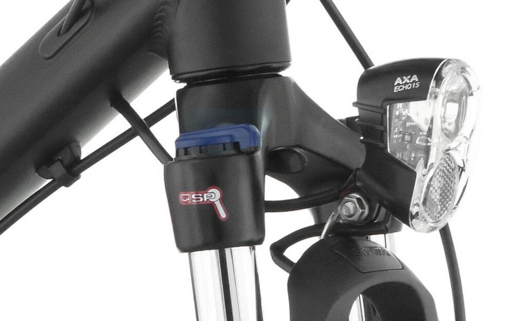 Rower trekkingowy INDIANA X-Road 4.0 M19 28 cali męski Czarno-srebrny zbliżenie na tylną lampę bezpieczeństwo przednie i tylne oświetlenie bateryjne odpowiednia widoczność bezpieczeństwo na drodze wymagane przez prawo drogowe