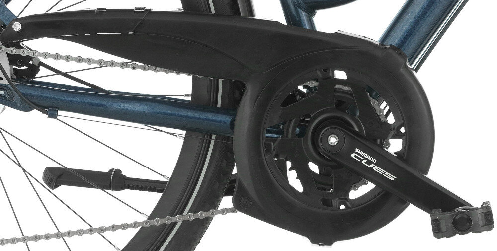 Rower trekkingowy INDIANA X-Road 5.0 D21 28 cali damski Granatowo-srebrny zbliżenie na osłonę łańcucha lekka wydajna konstrukcja korby SHIMANO typu FC-U4010-2 kaseta SHIMANO typu CS-LG300-10 wytrzyma bardzo duży nacisk na pedały osłona łańcucha ochrona przed brudem długa żywotność
