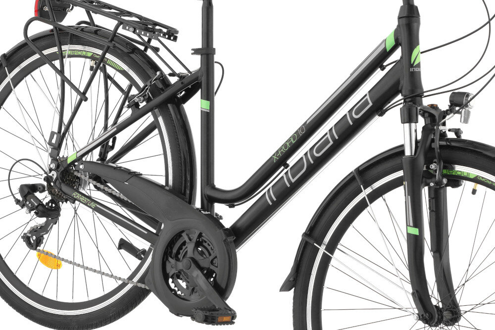 Rower trekkingowy INDIANA X-Road 1.0 D17 28 cali damski Czarno-zielony rower na białym tle widoczny z boku zbliżenie na ramę 17-calowa aluminiowa rama rower jest bardzo zwinny lekki łatwo go podnieść odporność na korozję wybór rozmiaru ramy Twój wzrost mierzony w zrelaksowanej pozycji typ roweru dla osób o wzroście od 165 do 174 cm