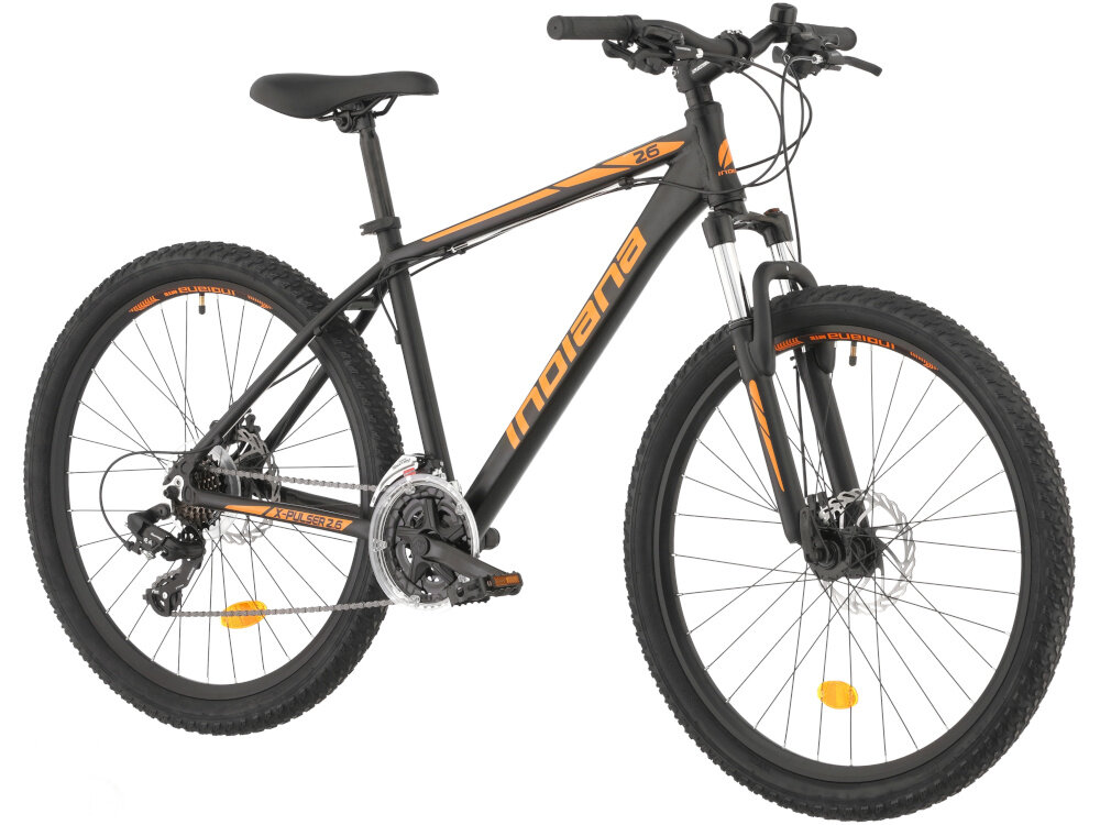 Rower górski MTB INDIANA X-Pulser 2.6 D15 26 cali damski Czarno-pomarańczowy rower na białym tle widoczny od przodu po skosie góral pojazd dla sportowców do jazdy wyczynowej uniwersalny dla amatorów zwrotny łatwo wchodzi w zakręty do jazdy w mieście za miastem w lesie na górskim szlaku w błocie nie za głębokim piachu