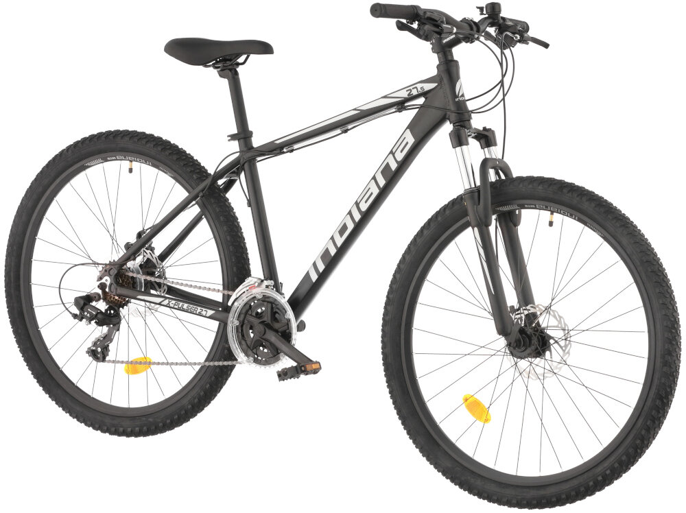 Rower górski MTB INDIANA X-Pulser 2.7 M17 27.5 cala męski Czarno-szary rower na białym tle widoczny od przodu po skosie góral pojazd dla sportowców do jazdy wyczynowej uniwersalny dla amatorów zwrotny łatwo wchodzi w zakręty do jazdy w mieście za miastem w lesie na górskim szlaku w błocie nie za głębokim piachu