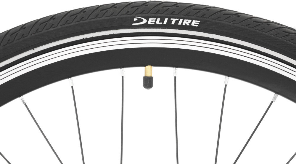 Rower trekkingowy INDIANA X-Road 4.0 M21 28 cali męski Czarno-srebrny zbliżenie na oponę rozmiar koła 28 cali łatwe pokonywanie przeszkód duży kontakt koła z podłożem szerokie opony marki DELI dobra przyczepność stożkowe obręcze zachowanie regularnego kształtu kół stabilne trzymanie opony bezpieczna i komfortowa jazda regularne sprawdzanie ciśnienia powietrza wartość na bocznej części opony