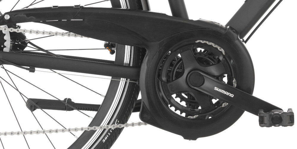 Rower trekkingowy INDIANA X-Road 4.0 M21 28 cali męski Czarno-srebrny zbliżenie na osłonę łańcucha lekka wydajna konstrukcja korby SHIMANO typu AFCTY301C888XL kaseta SHIMANO typu CS-HG318134-8S wytrzyma bardzo duży nacisk na pedały osłona łańcucha ochrona przed brudem długa żywotność