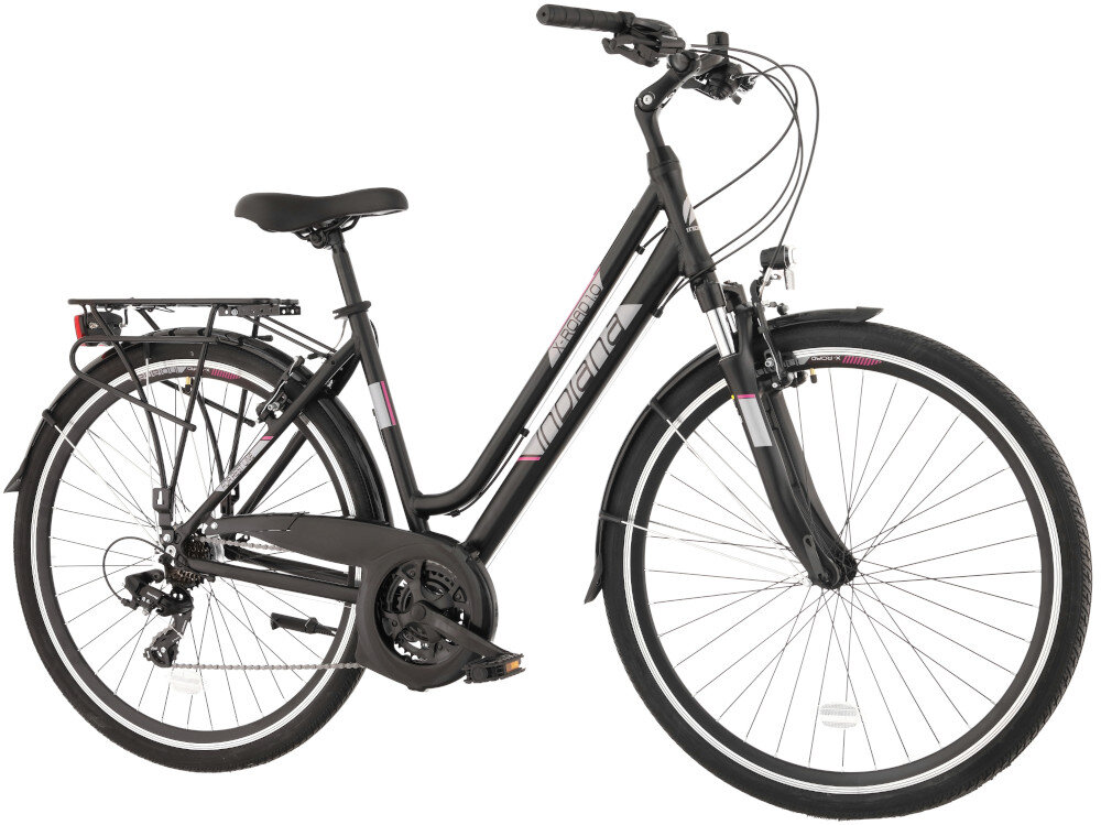 Rower trekkingowy INDIANA X-Road 1.0 D19 28 cali damski Czarno-fioletowy rower na białym tle widoczny pod skosem do jazdy w mieście poza miastem dla kobiet komfort jazdy po asfalcie po nieutwardzonych drogach trekkingowa geometria jazda w niemęczącej naturalnej wyprostowanej pozycji