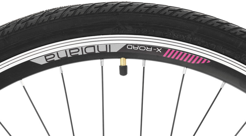 Rower trekkingowy INDIANA X-Road 1.0 D19 28 cali damski Czarno-fioletowy zbliżenie na oponę rozmiar koła 28 cali łatwe pokonywanie przeszkód duży kontakt koła z podłożem szerokie opony marki DELI dobra przyczepność stożkowe obręcze marki RUNTOBIKE zachowanie regularnego kształtu kół stabilne trzymanie opony bezpieczna i komfortowa jazda regularne sprawdzanie ciśnienia powietrza wartość na bocznej części opony