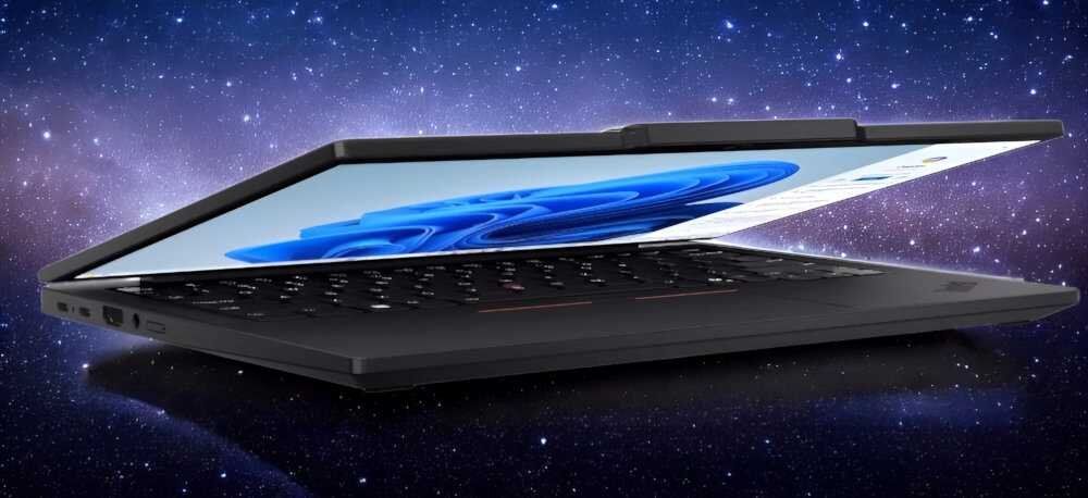 Otwarty laptop Lenovo ThinkPad T14s na tle gwiaździstego nieba, ekran prezentuje pulpit systemu Windows 11, widoczna czarna klawiatura z charakterystycznym czerwonym trackpointem, nowoczesny i elegancki design.  