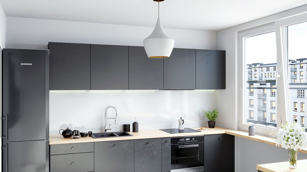 OKAP GLOBALO DESOLERO 60.3 Panorama ciemnej kuchni z zabudową w jednym ciągu pokazuje lodówkę po lewej, rząd czarnych górnych szafek, płytę indukcyjną i piekarnik pośrodku oraz szerokie okno z parapetem‑blatem po prawej stronie elegancki funkcjonalny kompaktowa konstrukcja oszczędność miejsca czarna stal hartowane szkło stylowy wygląd uniwersalny kuchnia estetyka wygoda niezawodność