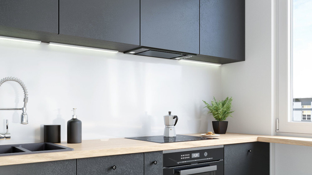 OKAP GLOBALO DESOLERO 60.3 Widok spod szafek wiszących prezentuje okap do zabudowy Globalo z jedną wysuniętą, czarną szybą, dwoma okrągłymi punktami LED po bokach oraz szerokim relingiem z kompletem zawieszonych akcesoriów kuchennych na tle ściany z jasnych kamiennych płytek tryby pracy wyciąg pochłaniacz filtr węglowy pochłanianie szczelinowe wydajność 525 m³/h szybkie usuwanie zapachów para świeże powietrze