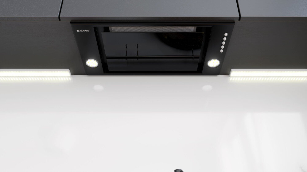 OKAP GLOBALO DESOLERO 60.3 Szersza perspektywa pokazuje ten sam fragment kuchni: płytę grzewczą i piekarnik w zabudowie, nad nimi reling z przyborami i dyskretnie wkomponowany w dolną linię szafek okap Globalo, oświetlający roboczy blat przy oknie