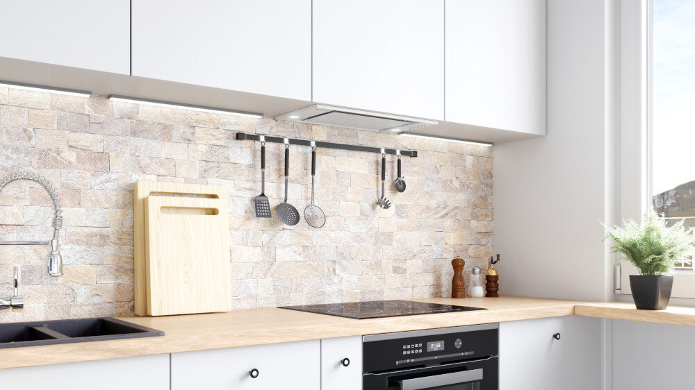 OKAP GLOBALO DESOLERO 60.3 Widok spod szafek wiszących prezentuje okap do zabudowy Globalo z jedną wysuniętą, białą szybą, dwoma okrągłymi punktami LED po bokach oraz szerokim relingiem z kompletem zawieszonych akcesoriów kuchennych na tle ściany z jasnych kamiennych płytek tryby pracy wyciąg pochłaniacz filtr węglowy pochłanianie szczelinowe wydajność 525 m³/h szybkie usuwanie zapachów para świeże powietrze
