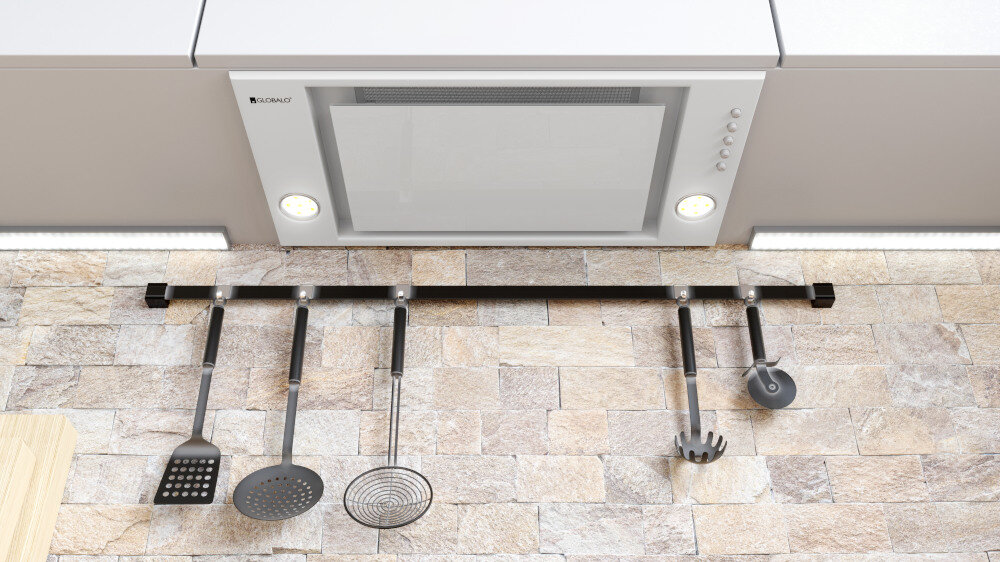OKAP GLOBALO DESOLERO 60.3 Szersza perspektywa pokazuje ten sam fragment kuchni: płytę grzewczą i piekarnik w zabudowie, nad nimi reling z przyborami i dyskretnie wkomponowany w dolną linię szafek okap Globalo, oświetlający roboczy blat przy oknie