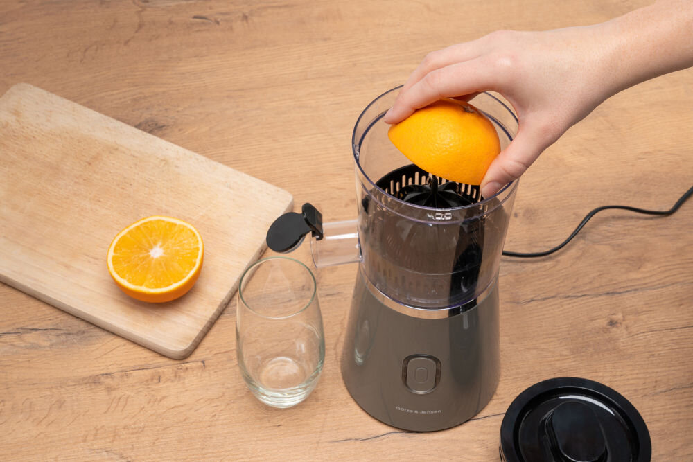 Wyciskarka do cytrusów GÖTZE & JENSEN CJ400T Nakładanie połówki pomarańczy na stożek wyciskarki automatycznej Götze & Jensen – widok z góry na proces przygotowania soku.