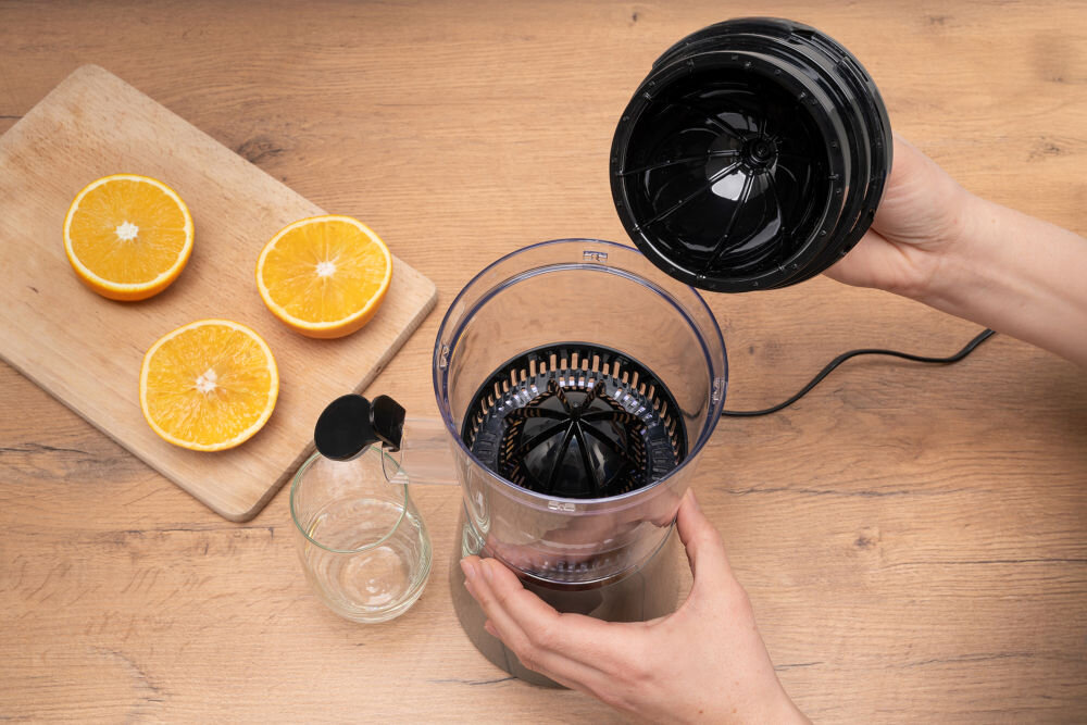 Wyciskarka do cytrusów GÖTZE & JENSEN CJ400T Prezentacja otwartej obudowy i mechanizmu wyciskającego wyciskarki Götze & Jensen, pokazująca łatwość montażu urządzenia.