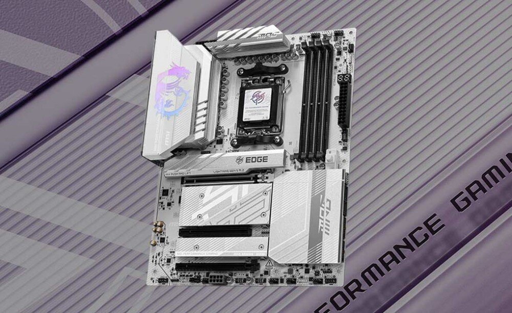 Płyta główna MSI MPG B850 EDGE TI WIFI Biała płyta główna w stylu gamingowym z detalami w odcieniach srebra i fioletu. Widoczne radiatory i oznaczenia wskazujące na gamingowy charakter konstrukcji