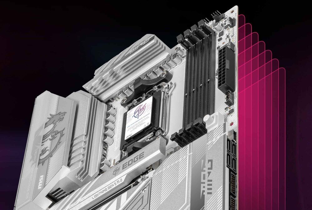 Płyta główna MSI MPG B850 EDGE TI WIFI Perspektywiczne ujęcie płyty głównej z podkreślonym systemem chłodzenia i slotami pamięci RAM. Różowe linie graficzne akcentują rozbudowaną konstrukcję