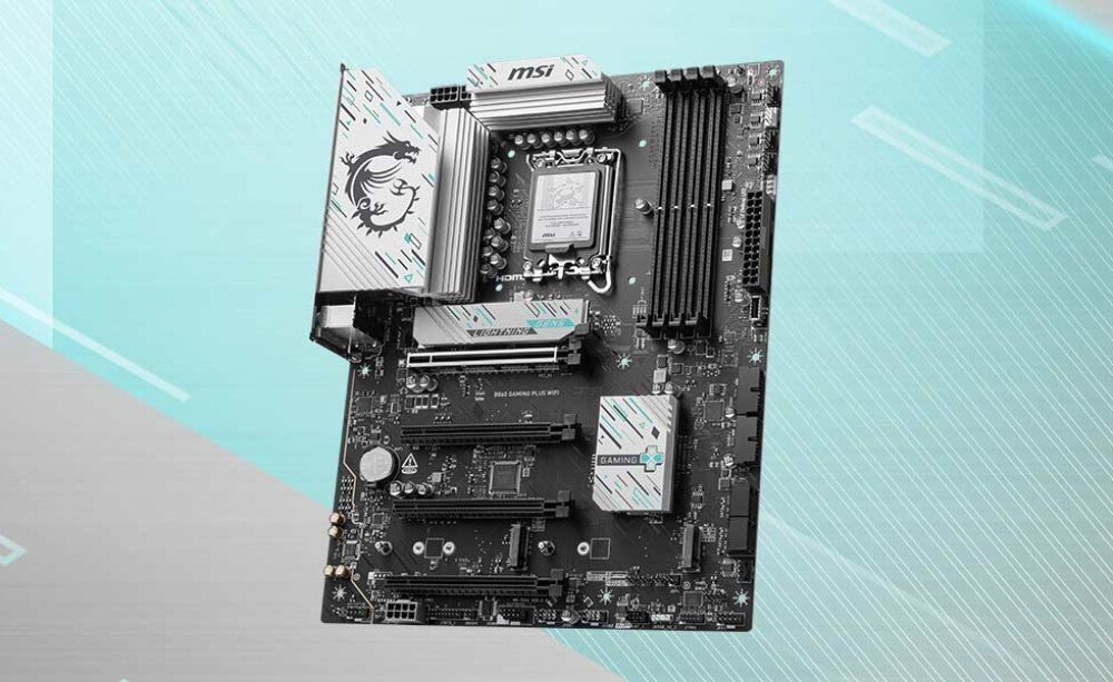 Płyta główna MSI B860 Gaming Plus WiFi Płyta główna w kolorystyce czarno-srebrnej z akcentami turkusowymi, widoczny duży radiator i smocze logo na osłonie sekcji zasilania opis