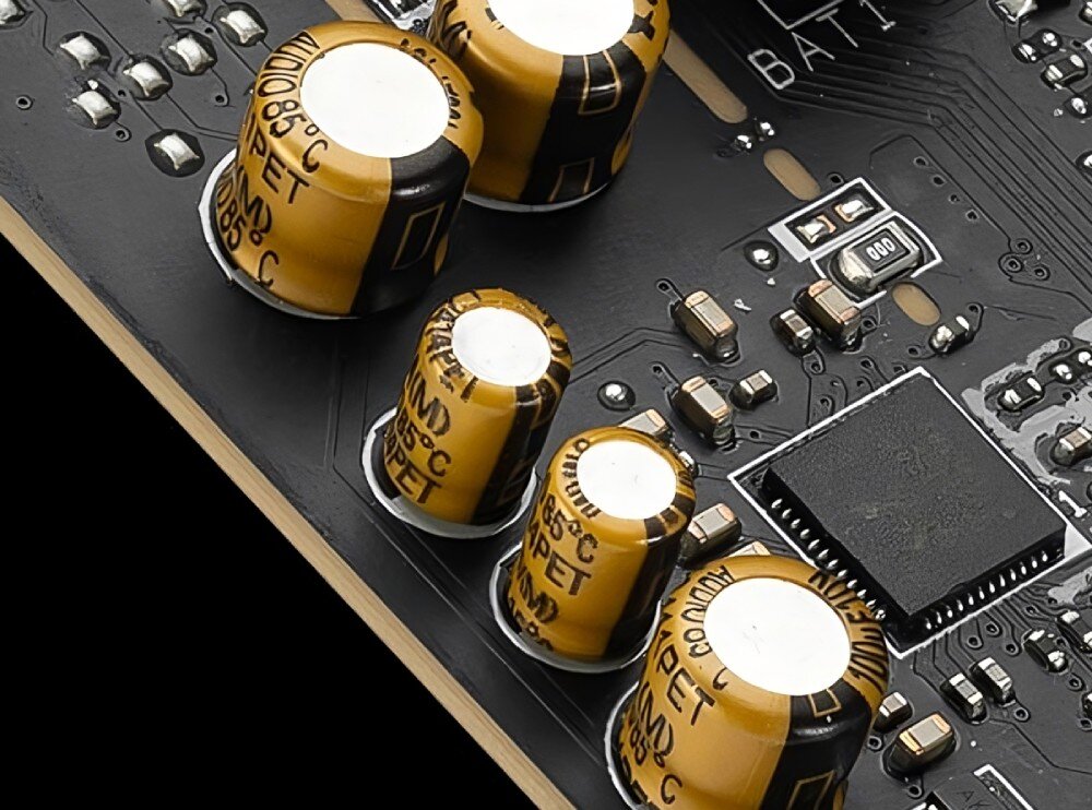 Płyta główna MSI B860 Gaming Plus WiFi Zbliżenie na wysokiej jakości kondensatory dźwiękowe, zapewniające czysty i wyrazisty dźwięk w standardzie Audio Boost