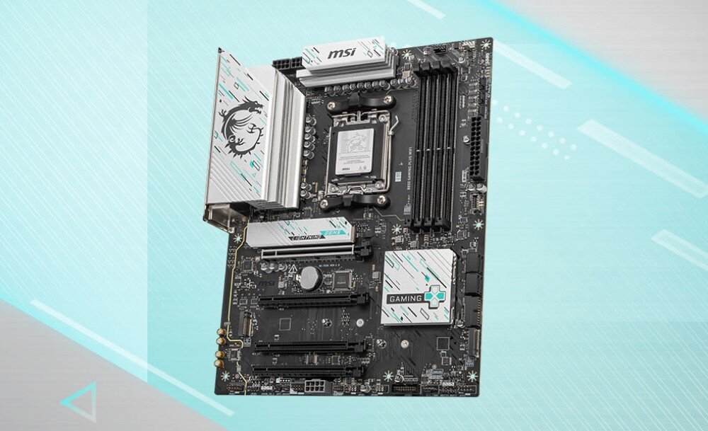 Płyta główna MSI B850 Gaming Plus WiFi Płyta główna utrzymana w czarnej kolorystyce z srebrnymi radiatorami i turkusowymi akcentami. Tło w odcieniach błękitu z dynamicznymi liniami, opis