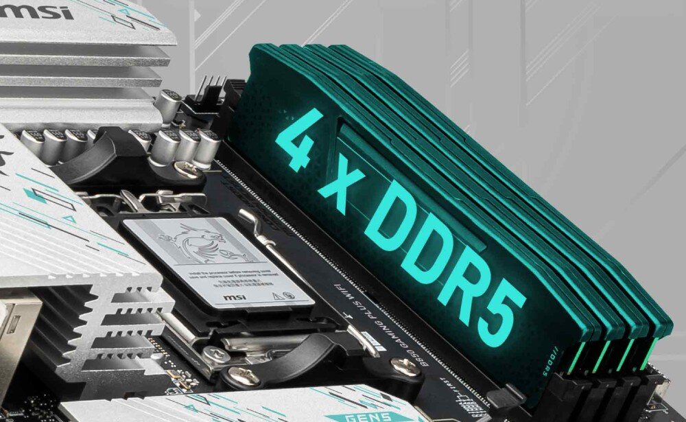 Płyta główna MSI B850 Gaming Plus WiFi Sloty pamięci RAM z podświetloną informacją o obsłudze czterech modułów DDR5. Widoczne radiatory chłodzące i estetyczne wykończenie PCB, pamięć taktowanie