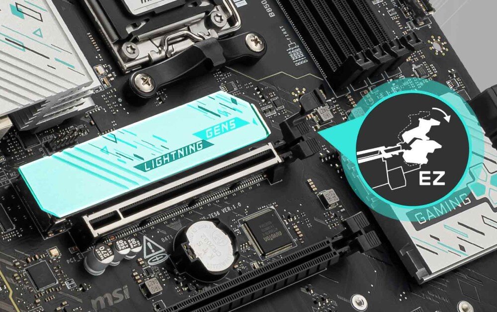 Płyta główna MSI B850 Gaming Plus WiFi EZ montaż M.2 z wyróżnionym zatrzaskiem ułatwiającym instalację dysków SSD. Widoczne miejsce na napęd oraz zabezpieczenie termiczne, montaż, ułatwienia, antena Wi-Fi