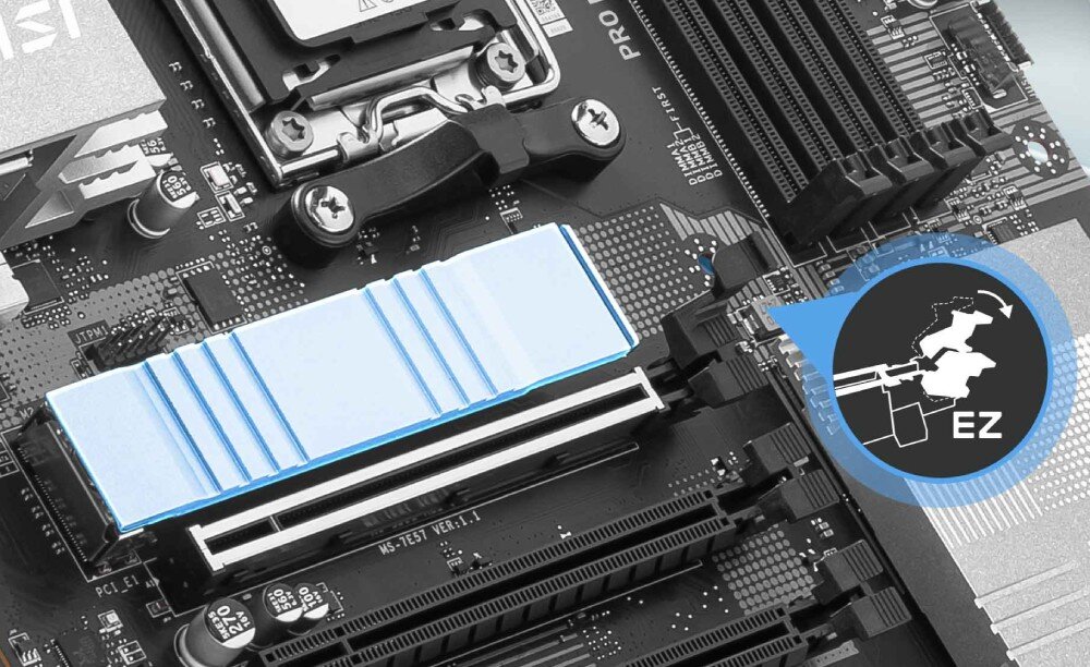 Płyta główna MSI Pro B840-P WiFi Slot M.2 z zamontowaną osłoną EZ M.2 Shield Frozr, podkreślającą łatwość montażu