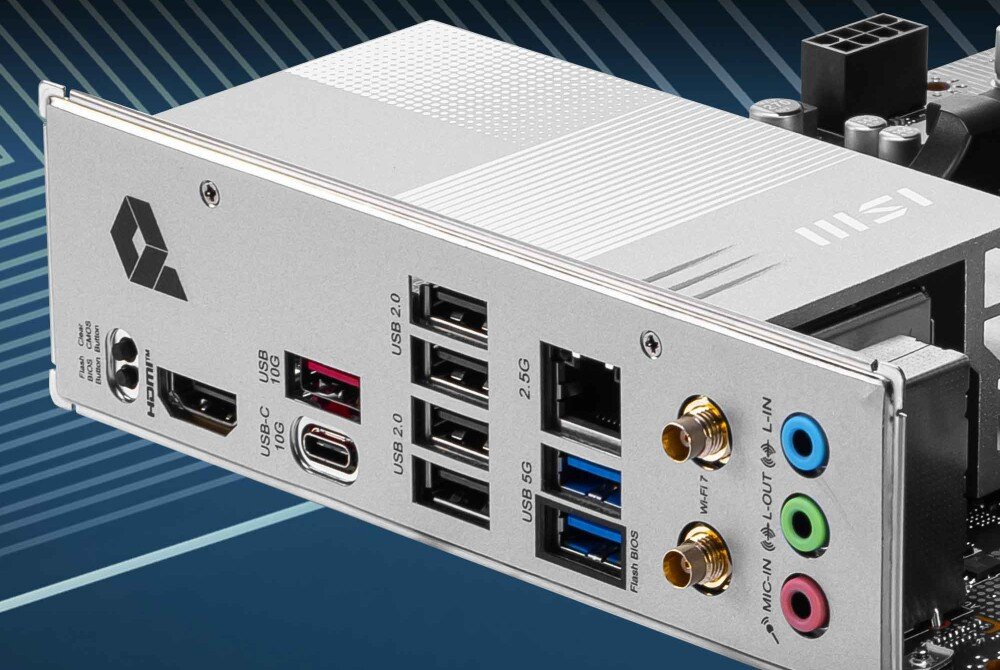 Płyta główna MSI Pro B840-P WiFi Tylny panel płyty głównej z licznymi portami USB, złączami audio oraz siecią 2.5G LAN. Widoczne są również złącza antenowe dla modułu Wi-Fi 7 i port USB-C