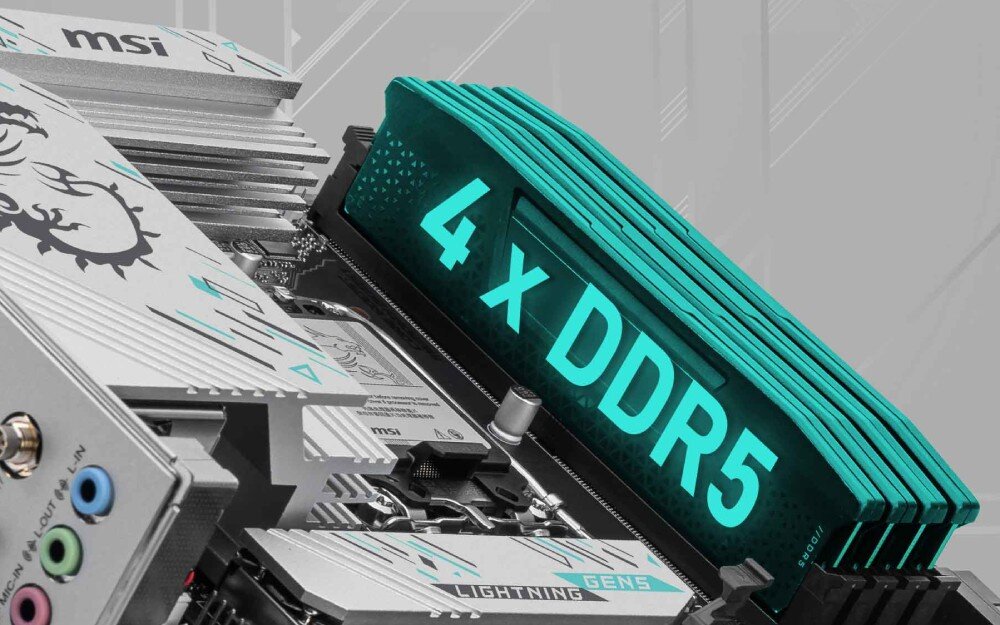 Płyta główna MSI B860M GAMING PLUS WIFI Sloty pamięci RAM oznaczone grafiką informującą o obsłudze czterech modułów DDR5. Radiatory chłodzące na płycie zachowane w srebrnej i turkusowej stylistyce, pamięć, taktowanie, profile XMP