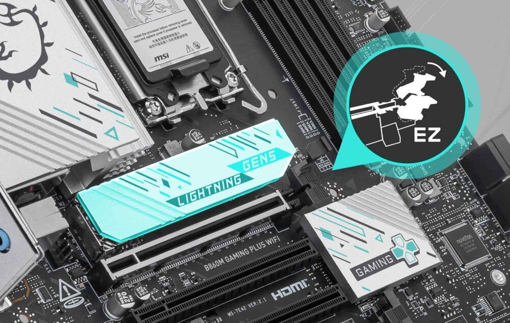 Płyta główna MSI B860M GAMING PLUS WIFI Osłona M.2 Lightning Gen5 z oznaczeniem EZ montażu. Widoczne metalowe zabezpieczenie oraz zatrzask ułatwiający instalację dysków SSD, montaż, ułatwienia, antena