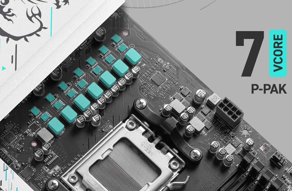 Płyta główna MSI B840 GAMING PLUS WIFI Widok na sekcję zasilania z siedmioma fazami VRM i komponentami P-PAK. Radiatory w srebrnym kolorze pokrywają elementy systemu chłodzenia, chłodzenie, temperatura, radiatory, termopady