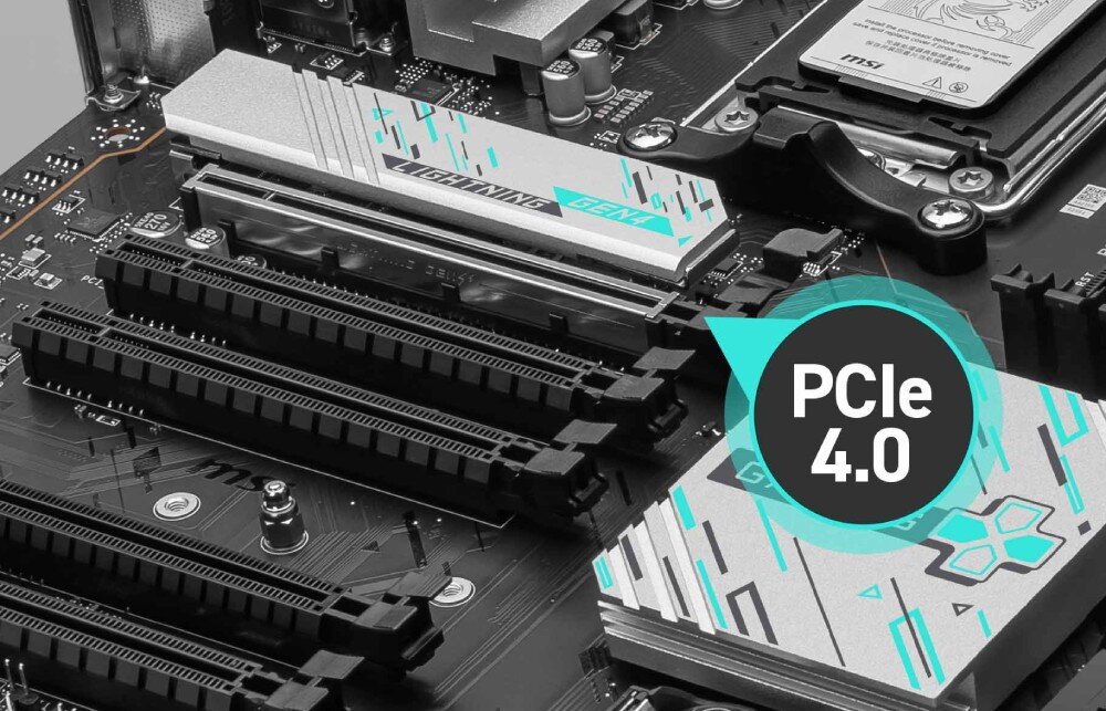 Płyta główna MSI B840 GAMING PLUS WIFI Slot PCIe 4.0 x16 otoczony innymi złączami PCIe. Grafika na zdjęciu wyróżnia obsługę interfejsu PCIe 4.0, interfejsy, wzmocnienie Steel Armor