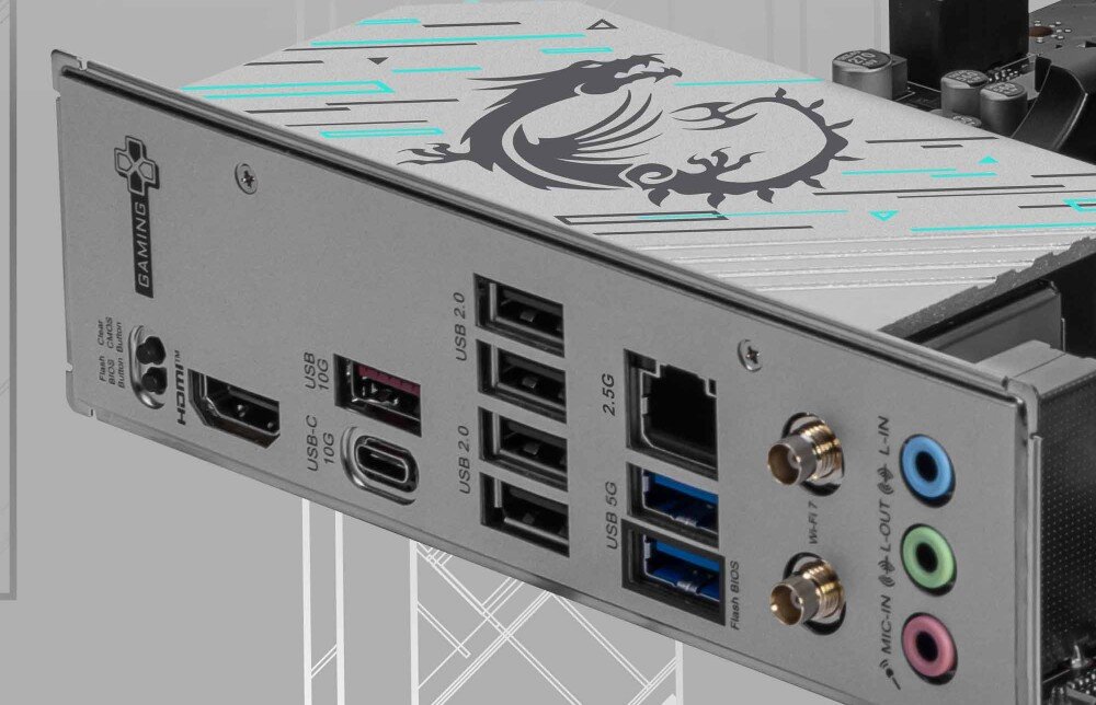 Płyta główna MSI B840 GAMING PLUS WIFI Panel tylny płyty głównej z portami USB, złączami audio oraz antenami Wi-Fi 7. Widoczne są także porty HDMI i LAN 2.5G, łączność Wi-Fi, porty, audio, dźwięk 7.1