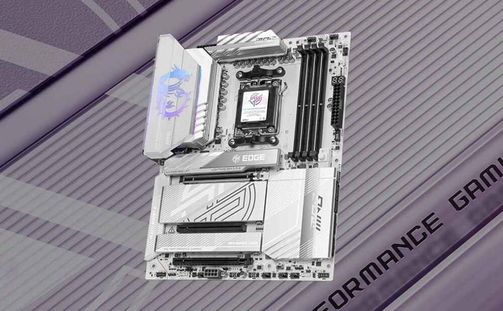 Płyta główna MSI MPG X870E Edge Ti WiFi Płyta główna w kolorze srebrnym z podświetlanym logo smoka w lewym górnym rogu, widoczne złącza i osłony chłodzące na tle tekstury z napisem „Performance Gaming”, opis