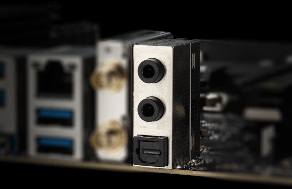 Płyta główna MSI MPG X870E Edge Ti WiFi Zbliżenie na sekcję audio z dwoma gniazdami jack oraz cyfrowym wyjściem optycznym, zamknięte w metalowej osłonie, dźwięk przestrzenny, jakość, złącze S/PDIF