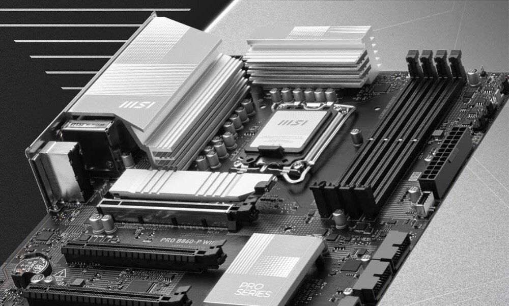 Płyta główna MSI Pro B860-P WiFi Płyta z wyeksponowanym srebrnym radiatorem i gniazdem procesora. Widoczne są cztery sloty pamięci RAM, gniazda PCIe oraz złącza SATA, opis