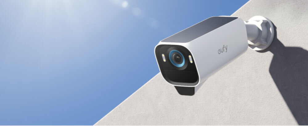 Zestaw kamer EUFY eufyCam S3 Pro Zewnętrzna, Wi-Fi (4 szt.) + Stacja bazowa, kamera, bezpieczeństwo, ochrona, obserwacja, słoneczny dzień, kamera zamontowana do ściany budynku