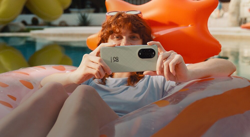 Smartfon HUAWEI Nova 13 Pro Aparaty kobieta na basenie ze smartfonem