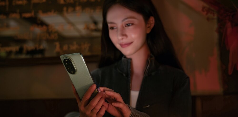 Smartfon HUAWEI Nova 13 Pro AI Eye Comfort Display kobieta czyta na smartfonie