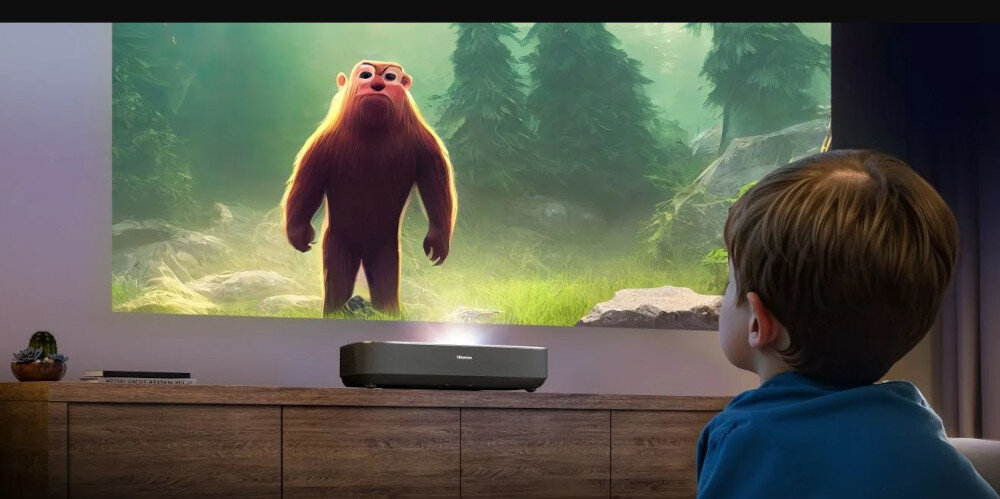 Projektor HISENSE PL2 - Jakość przez lata, dziecko ogląda bajkę